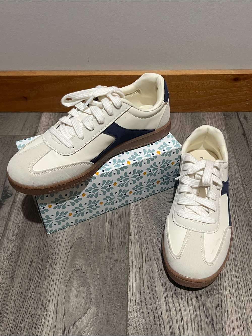 No Boundaries Women’s Cream & Navy Retro Sneakers - Size 7